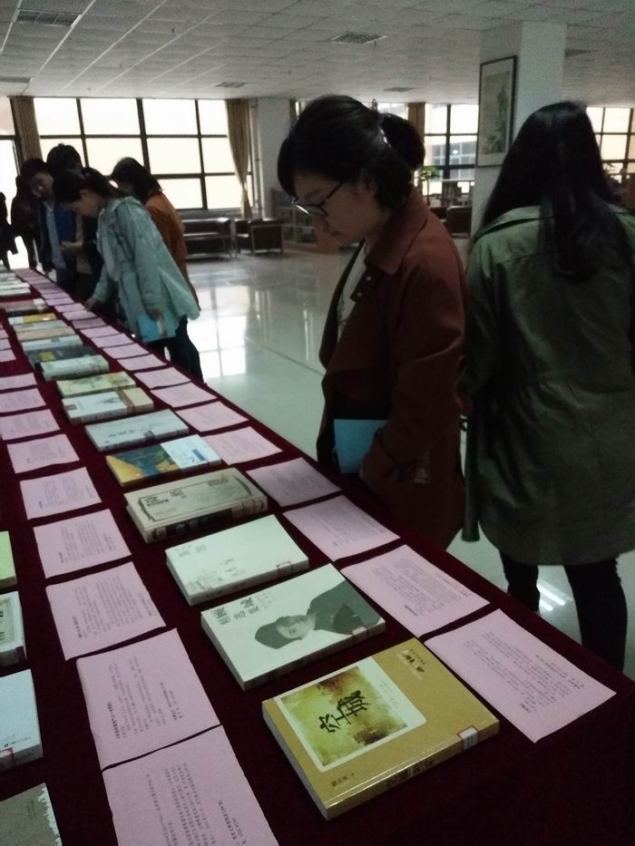 1524557116207585.jpg 读者驻足“优秀图书推荐”活动现场阅读图书1.jpg